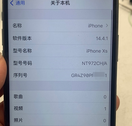 这是一台iPhoneXS，成色不错