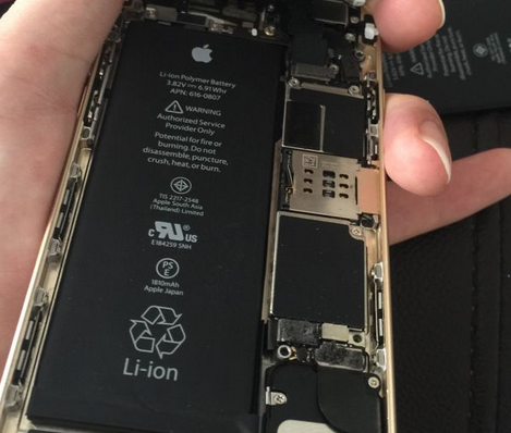 上海苹果iPhone XS手机进水屏幕出现条纹如何处理？