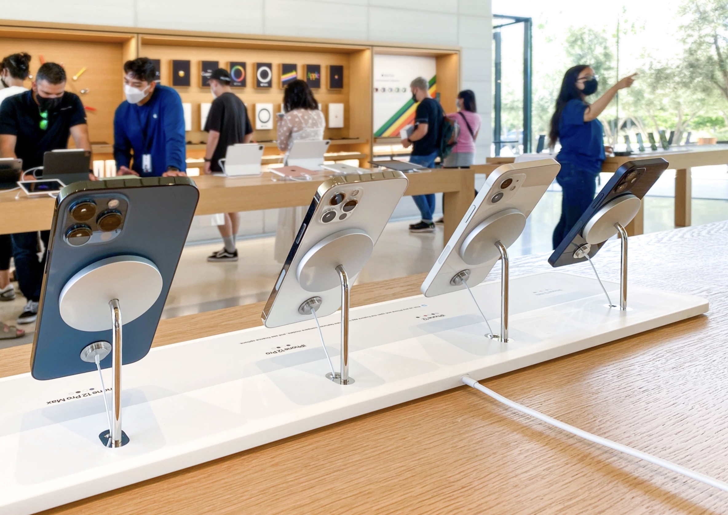 衡阳换苹果13pro电池_AppleStore采用全新的MagSafe展示架